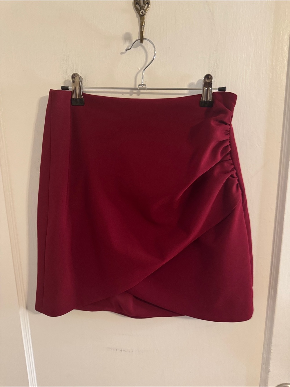 Alice + Oliva Short Dark Red Side Ruched Skirt Sz 4